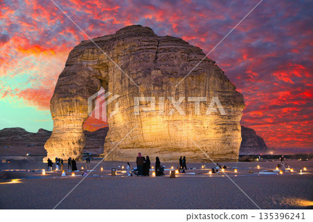 阿魯拉象岩的日落美景 阿魯拉象岩的日落美景 135396241