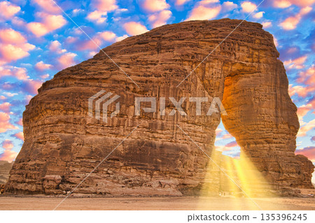 阿魯拉象岩的日落美景 135396245