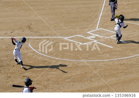 夢想成為職業棒球選手並努力奮鬥的棒球少年 135396916