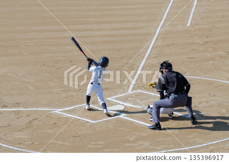 夢想成為職業棒球選手並努力奮鬥的棒球少年 135396917