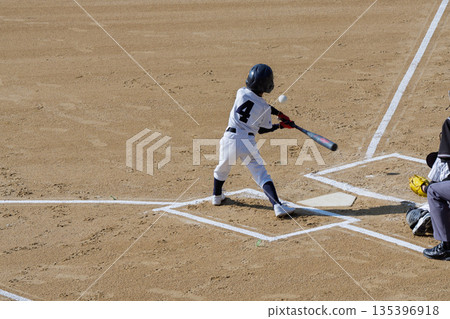 夢想成為職業棒球選手並努力奮鬥的棒球少年 135396918