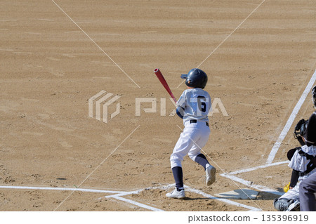 夢想成為職業棒球選手並努力奮鬥的棒球少年 135396919