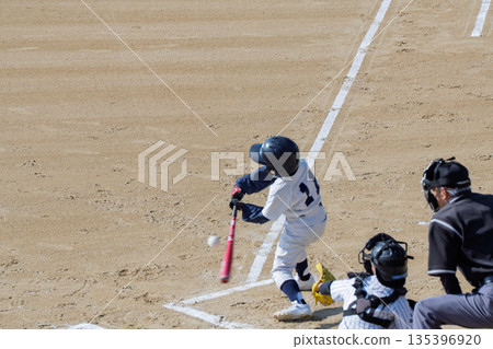 夢想成為職業棒球選手並努力奮鬥的棒球少年 135396920