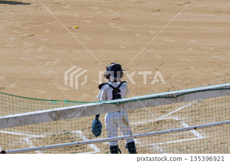 夢想成為職業棒球選手並努力奮鬥的棒球少年 135396921