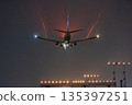 雨夜裡的飛機 135397251