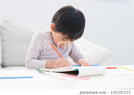 A child drawing with colored pencils 135397271