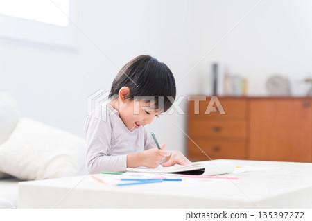 一個孩子用色鉛筆畫畫 135397272