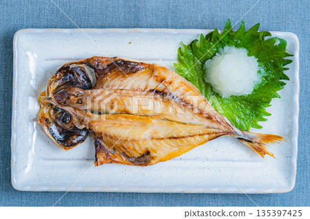 去骨竹莢魚片,盛於白色方盤中,配上磨碎的白蘿蔔和紫蘇葉。 去骨竹莢魚片,盛於白色方盤中,配上磨碎的白蘿蔔和紫蘇葉。 135397425