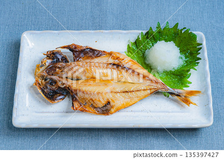 去骨竹莢魚片,盛於白色方盤中,配上磨碎的白蘿蔔和紫蘇葉。 去骨竹莢魚片,盛於白色方盤中,配上磨碎的白蘿蔔和紫蘇葉。 135397427