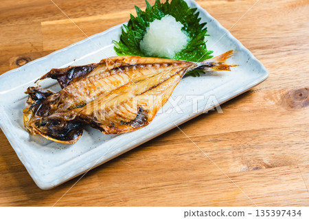 去骨竹莢魚片,盛於白色方盤中,配上磨碎的白蘿蔔和紫蘇葉。 去骨竹莢魚片,盛於白色方盤中,配上磨碎的白蘿蔔和紫蘇葉。 135397434