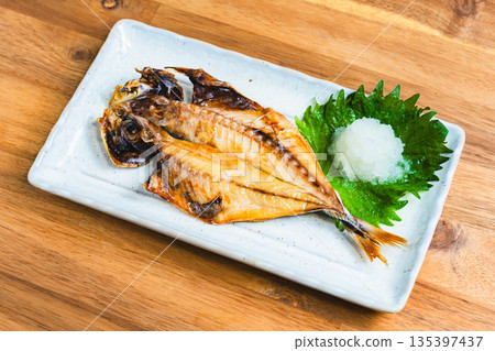 去骨竹莢魚片,盛於白色方盤中,配上磨碎的白蘿蔔和紫蘇葉。 去骨竹莢魚片,盛於白色方盤中,配上磨碎的白蘿蔔和紫蘇葉。 135397437