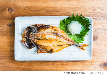 去骨竹莢魚片,盛於白色方盤中,配上磨碎的白蘿蔔和紫蘇葉。 去骨竹莢魚片,盛於白色方盤中,配上磨碎的白蘿蔔和紫蘇葉。 135397438