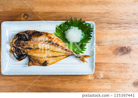 去骨竹莢魚片，盛於白色方盤中，配上磨碎的白蘿蔔和紫蘇葉。 135397441