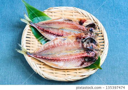 竹莢魚片盛於竹籃中 竹莢魚片盛於竹籃中 135397474