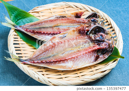 竹莢魚片盛於竹籃中 135397477