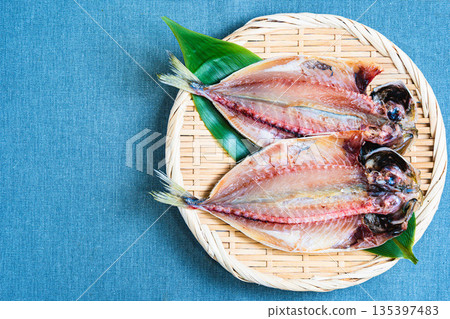 竹莢魚片盛於竹籃中 竹莢魚片盛於竹籃中 135397483