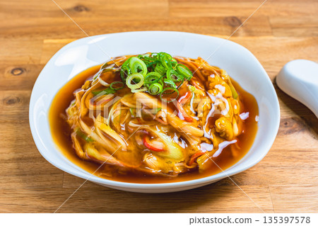 天津飯，淋上濃稠的醬汁 135397578