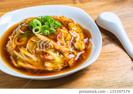 天津飯，淋上濃稠的醬汁 135397579