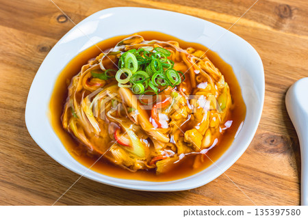 天津飯，淋上濃稠的醬汁 135397580