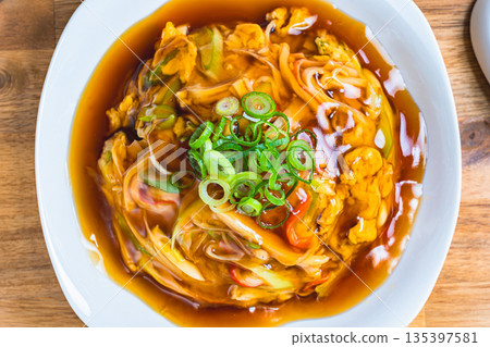 天津飯，淋上濃稠的醬汁 135397581