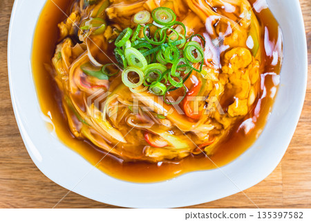 天津飯，淋上濃稠的醬汁 135397582