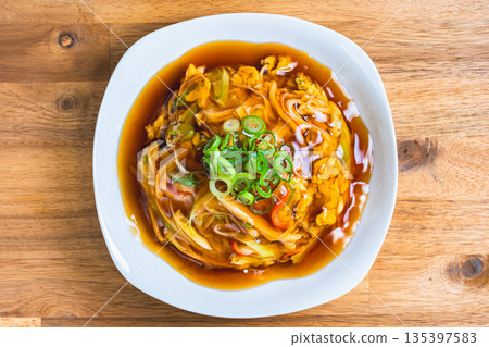 天津飯，淋上濃稠的醬汁 135397583