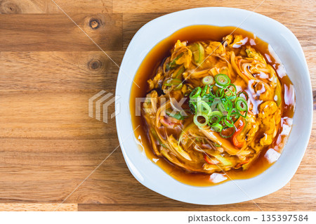 天津飯,淋上濃稠的醬汁 天津飯,淋上濃稠的醬汁 135397584