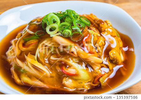 天津飯，淋上濃稠的醬汁 135397586