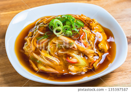 天津飯，淋上濃稠的醬汁 135397587