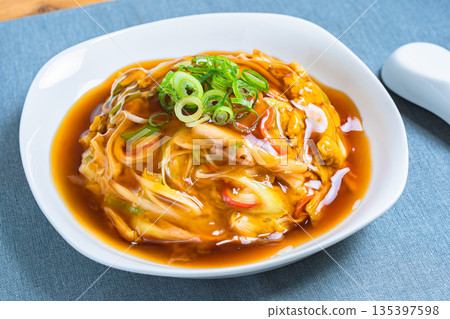 天津飯，淋上濃稠的醬汁 135397598