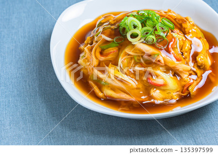 天津飯，淋上濃稠的醬汁 135397599