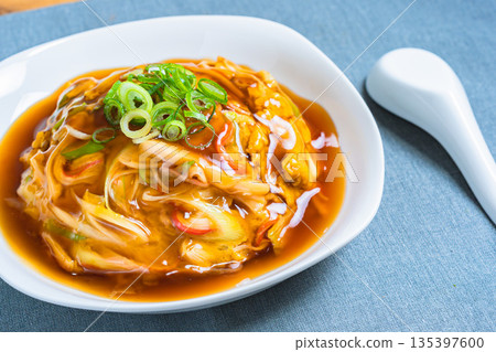 天津飯，淋上濃稠的醬汁 135397600