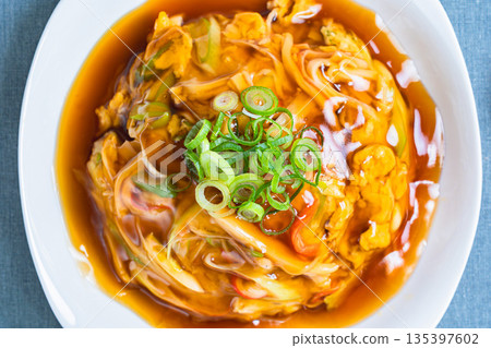 天津飯，淋上濃稠的醬汁 135397602