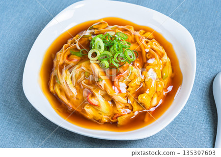 天津飯，淋上濃稠的醬汁 135397603