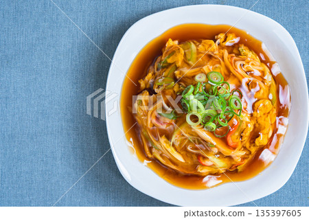 天津飯，淋上濃稠的醬汁 135397605