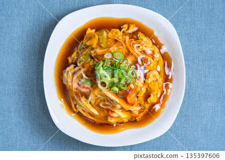 天津飯，淋上濃稠的醬汁 135397606