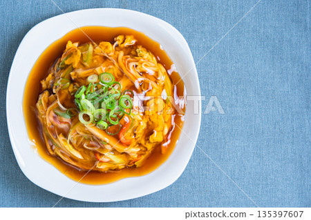 天津飯，淋上濃稠的醬汁 135397607