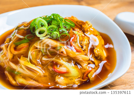 天津飯，淋上濃稠的醬汁 135397611