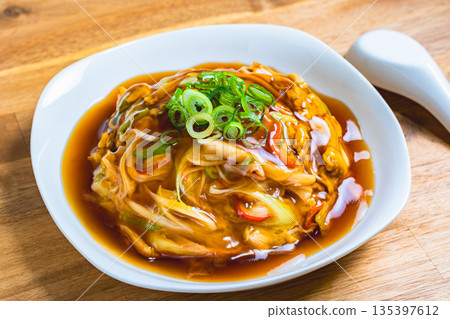 天津飯，淋上濃稠的醬汁 135397612