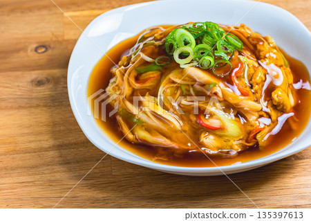 天津飯，淋上濃稠的醬汁 135397613