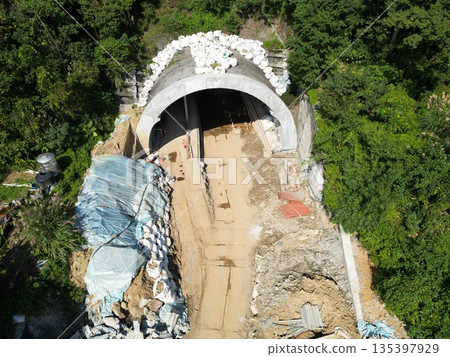 一條隧道 135397929