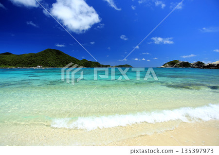 夏季沖繩渡嘉敷島阿波連海灘,擁有美麗的慶良間藍色海水 夏季沖繩渡嘉敷島阿波連海灘,擁有美麗的慶良間藍色海水 135397973