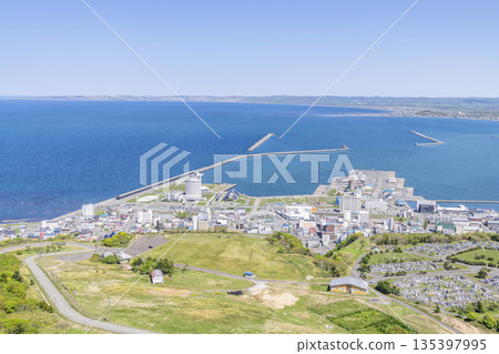 北海道稚內,夏季北海道,從山上看到的稚內城市景觀 北海道稚內,夏季北海道,從山上看到的稚內城市景觀 135397995