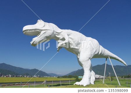 White Saurus 135398099