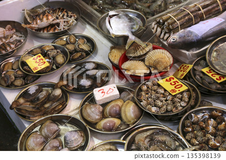 魚在香港島北角的一個市場上出售。日本有很多魚不熟悉 135398139