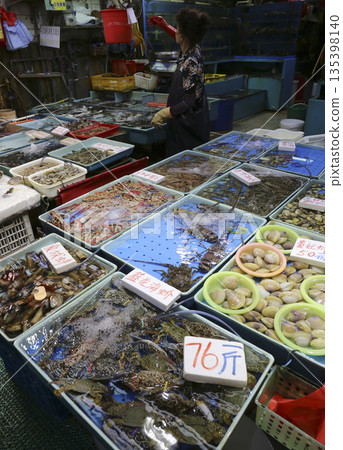 魚在香港島北角的一個市場上出售。日本有很多魚不熟悉 魚在香港島北角的一個市場上出售。日本有很多魚不熟悉 135398140