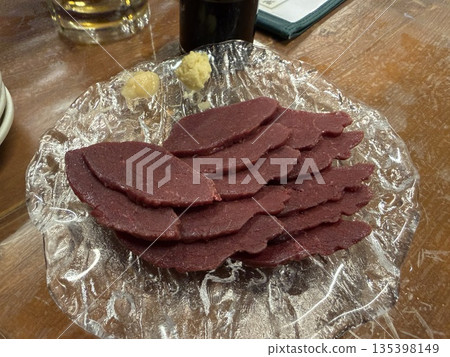 優質瘦馬肉刺身配蒜蓉和調味料 優質瘦馬肉刺身配蒜蓉和調味料 135398149