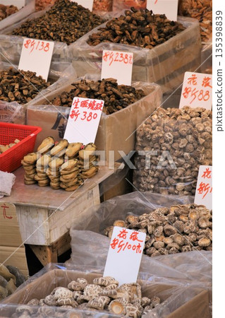A fish bladder sold at a dried fish store in Des Voeux Road, Hong Kong. Very expensive and expensive Chinese food called "fish gall bladder" 135398839