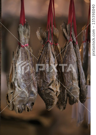 鹽乾魚(火腿)在香港西部的德助道出售。它類似於草屋,味道鮮美。以前很便宜,但現在很貴 鹽乾魚(火腿)在香港西部的德助道出售。它類似於草屋,味道鮮美。以前很便宜,但現在很貴 135398840