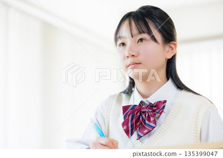 在補習班學習的初中女孩 135399047